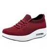 Tênis de Malha Cano Baixo Respirável Cor Sólida Amortecimento de Ar Solado Grosso Slip-On Sapatos de Balanço para Mulheres Tênis de Malha Respirável Fly-Knit