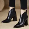 Botas Martin de Inverno 2026 Novo Estilo Bico Fino Elegante Salto Bloco Veludo Plus Quente Versátil Couro Macio Solado Macio Botas Martin Femininas