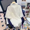 Camiseta de Manga Corta con Cuello Alto y Bloques de Color Estilo Retro Americano para Hombre en Verano Diseño Holgado Tops de Nicho Bordados en el Hombro Derecho para Hombre