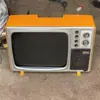 Televisor Antiguo Blanco y Negro Convertido a Pantalla LCD para Reproducción, Conectado a Cámara para Bodas, Exposiciones, Escaparates y Fotografía