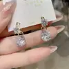 Pendientes de Zirconia para Mujer 2026 Estilo Nuevo de Primavera Pendientes de Lujo Ligero de Gama Alta Adecuados para Caras Redondas, Versátiles y Adelgazantes