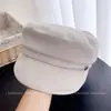 Gorra plana de ala corta de color liso con logo metálico de moda para mujer, elegante y versátil gorra azul marino de otoño con visera suave, elegante gorra de vendedor de periódicos