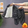 1163 Conjunto de Ropa para Niños Niños, Ropa de Casa Gruesa Forrada de Polar, Nuevo Estilo Otoño e Invierno 2026, Conjunto Cálido de Dos Piezas para Niños, Moderno