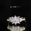 Anillo Versa Jewelry Ocho Corazones y Ocho Flechas Imitación de Zirconio Mosan para Mujer Recubrimiento de Cobre Blanco Plata S925 Anillo de Boda Cuadrado Princesa de 1 quilate