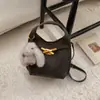 Bolso Pequeño de Mano para Mujer 2025 Invierno Nuevo Bolso de Hombro de Aspecto Elegante Retro para el Trabajo y los Viajes Diarios Bolso Cruzado Tipo Cubo