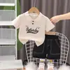 Traje de Verão Masculino de Manga Curta Moda Verão Nova Moda para Crianças Pequenas e Médias Traje de Manga Curta com Letras nas Costas e Gola de Coelho
