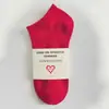 Calcetines de Color Sólido Blanco y Negro para Hombre Todo en Uno Sin Costuras Cuatro Estaciones Combinan con Todo Deportes Baloncesto Absorción de Sudor Algodón Peinado Calcetines Medios Modernos