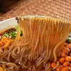 Fideos Picantes y Ácidos Fideos Instantáneos Sin Cocción Fideos en Vaso Cubo Grande Fideos de Cocción Rápida Fideos de Arroz Hai Chi Jia Fideos de Camote Listos para Comer