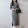 26 Otoño Invierno Nuevo Vestido de Punto de Lana Pura de Siete Puntos Engrosado con Cuello Redondo Falda Larga de Raya con Abertura Suéter Capa Base para Mujer