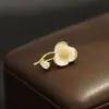 Un Broche Pequeño de Flor de Concha, Delicado y Elegante, con Flores Incrustadas de Piedras, Accesorio Dorado Antiexposición para Mujer