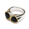 Diseño de nicho ins europeo y americano lujo ligero anillo de titanio y acero con gema en forma de corazón moda femenina corazón anillo de oro de 18 quilates al por mayor