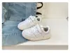 Tênis de Lona para Meninas Sapatos Casuais Brancos 2026 Novo Outono Sapatos Infantis Meninas Pequenas Solado Macio Antiderrapante Versátil Estudante