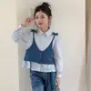 Ropa Infantil Estilo Coreano 2026 Primavera Nuevo Conjunto de Camisa de Encaje de Manga Larga y Camisola Tejida con Pantalones de Mezclilla Elegantes para Niñas