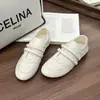 Sapatos femininos pretos de couro de cano baixo, tênis brancos estilo britânico novos com velcro, sapatos baixos versáteis franceses 2026