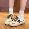 Zapatos Estilo Alemán con Aumento Oculto de Altura Otoño 2026 Nuevo Retro Estrella Estilo Coreano Versátiles Suela Suave Transpirable Suela Gruesa Casual Zapatos para Mujer