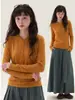 Suéter de punto con capucha color naranja estilo coreano para mujer, diseñado para usar en capas en otoño e invierno, con corte ajustado y efecto adelgazante