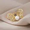 Broche de Perla y Circonita con Forma de Lazo Moda Vintage Coreana Pin de Corsage Versátil Hebilla de Pin Accesorios para Traje Chaqueta Abrigo