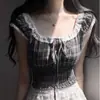 Camisa Curta Retrô Francesa de Renda com Decote Quadrado e Manga Curta para Mulheres, Design de Verão, Top Curto Plissado com Ajuste na Cintura por Cadarço