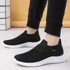 Tênis Esportivos Atacado Transfronteiriço Sapatos Masculinos Novo Estilo Respirável Confortável Slip-On Sapatos Casuais Sapatos de Tecido Malha Leve Sapatos Masculinos