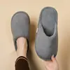 Chinelos de Algodão Fofos para Mulheres, Novo Estilo 2026 para Outono/Inverno, Casa Interna Espessos Quentes Mais Veludo Antiderrapante Pós-parto Chinelos de Algodão