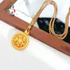 Tienda de Oro Mismo Estilo Oro Antiguo Chapado Diamante Incrustado Giratorio Cinco Caballos Muelle Bienvenida Brújula Colgante Nuevo Estilo Chino Signo Zodiacal Caballo Brújula Colgante