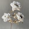 [Material de flor blanca] Arreglo floral de hortensia, rosa, flor de pasto escarchado con decoración de material de hoja de niebla de techo de pasto, flor de simulación para boda