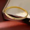 Pulsera con cierre de letra V de circonita chapada en oro real de 18 quilates, exquisita y versátil, joyería de nicho de lujo ligero al por mayor
