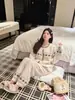 Pijama de medio forro polar para otoño e invierno para mujer, engrosado y cálido, con un elegante diseño de cárdigan, que ofrece una sensación lujosa y puede usarse como ropa exterior, lo que los convierte en ropa de estar cómoda y suave.