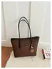 Bolsa tote versátil e moderna de grande capacidade para mulheres, nova moda outono 2026, bolsa de ombro/axila casual de alta qualidade
