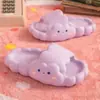 Novas Pantufas de Verão Slip-on Feeling Femininas para Interior e Exterior, para Casa, Antiderrapantes, Solado Macio, Fofas, Nuvem com Rosto Sorrindo, Sandálias Quentes de Celebridade da Internet