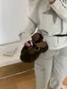 Sandálias casuais femininas com sola grossa, estilo slip-on, com biqueira fechada, apresentando cabedal em couro, adequadas para o outono de 2026, feitas com um material versátil de borracha e microfibra.