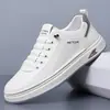 Sapatos Casuais Respiráveis Masculinos Estilo Novo Primavera 2026 com Cabedal de Couro, Tênis Slip-On Ultraleves, Sapatos Brancos Estilo Novo Chinês Retro para Homens