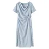 Vestido Elegante Inno Plus Size com Gola Drapeada e Cintura Marcada por Botões Estilo Suave Novo Verão 2026 Vestido de Comprimento Médio 265011
