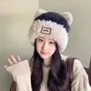 Chapéu de Lã de Urso Doce e Fofo para Mulheres Estilo Coreano Versátil Patch com Letra Inverno Quente e à Prova de Frio Proteção para Orelhas Chapéu de Lã