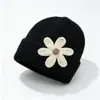 Gorro de lana floral tridimensional, gorro de punto moderno y versátil, gorro cálido y protector para los oídos para otoño e invierno, gorro fresco y dulce para mujer