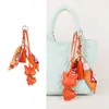 Nuevo Colgante de Gato de Cuero con Borlas Accesorio de Moda para Bolso Llavero de Bufanda de Seda Coreana Colgante para Mochila