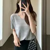 Camiseta feminina de crochê vazado com decote V de seda gelada, manga curta, novo estilo de verão, solta, fina, respirável, top base de ombro regular