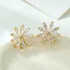 Aretes de Margarita Frescos y de Alta Gama Hechos de Aleación de Cobre con Chapado en Oro Real e Incrustaciones de Circonita, Aguja de Plata S925, Aretes de Moda y Versátiles