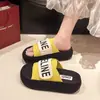 Pantuflas Gruesas con Velcro para Mujer 2025 Nuevas de Verano para Usar Afuera Sandalias de Moda con Letras con Sensación de Caca Sandalias de Playa