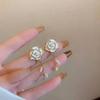 Pendientes franceses de alta gama con pétalos blancos de concha suave, pendientes de perlas con borlas y flores de temperamento para mujer, a la moda, combinables con todo.