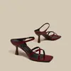 Sandalias de una tira, Sandalias estilo francés, Nuevo estilo de verano para mujer, Tacones de aguja rojos de punta cuadrada y abierta para usar en el exterior