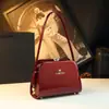 Design de Nicho Couro Patente 2026 Nova Moda Bolsa Feminina de Couro Genuíno com Visual Estiloso e Elegante, Bolsa Transversal com Fecho, Bolsa de Ombro Estruturada