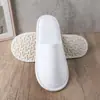 Chinelos descartáveis com logo imprimível atacado alta qualidade fleece de coral espessado antiderrapante B&B salão de beleza chinelos descartáveis