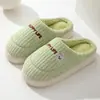 Pantuflas de Algodón para Mujer en Otoño e Invierno Nuevo Estilo para Hogar Uso Interior Cálidas con Forro Polar Suela Gruesa Antideslizantes Zapatos de Algodón y Lana para Hombre Venta al por Mayor