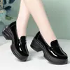 Mocassins pretos modernos de couro envernizado com sola grossa para mulheres, slip-on com salto grosso, estilo universitário, sapatos slip-on versáteis e confortáveis