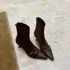 Novas botinhas de salto agulha bico fino estilo francês 2026 para mulheres, coleção de outono, com detalhes de fivela, botas de moda de salto alto, elegantes e emagrecem