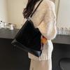 Otoño e Invierno Superficie de Gamuza 2025 Nuevo Bolso de Mujer Estilo Popular Caliente Bolso Cruzado Versátil Bolso de Cubo de Hombro Axila a la Moda