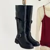Botas longas retrô pretas de sola grossa para aumentar a altura e afinar a silhueta para mulheres, adequadas para todas as estações, novo estilo casual afunilado com fivela de cinto e salto grosso