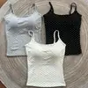 Camisola estilo caricatura de chica atrevida con diseño de espalda cruzada, estampado de lunares y copas incorporadas, adelgazante y que realza la figura, adecuada para usar en capas o como prenda exterior.