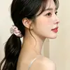 Gomas para el pelo de satén con pedrería de lujo ligero al por mayor para mujer, sujetadores para coletas, accesorios para el cabello suaves y elegantes en stock